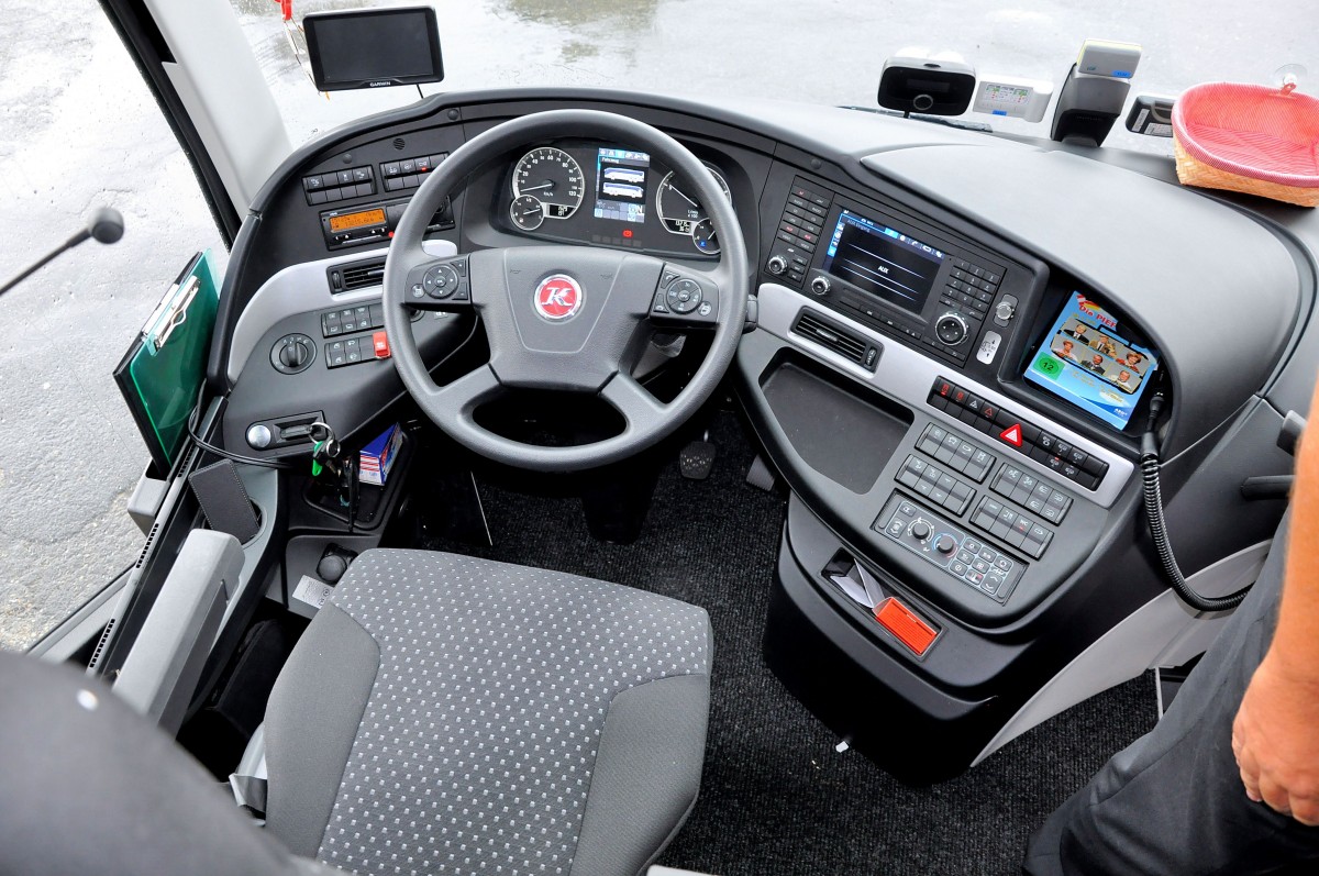 F�hrerstand im SETRA 517 HD von ALBUS/SALZKRAFT aus �sterreich im August 2013 in  Krems gesehen.