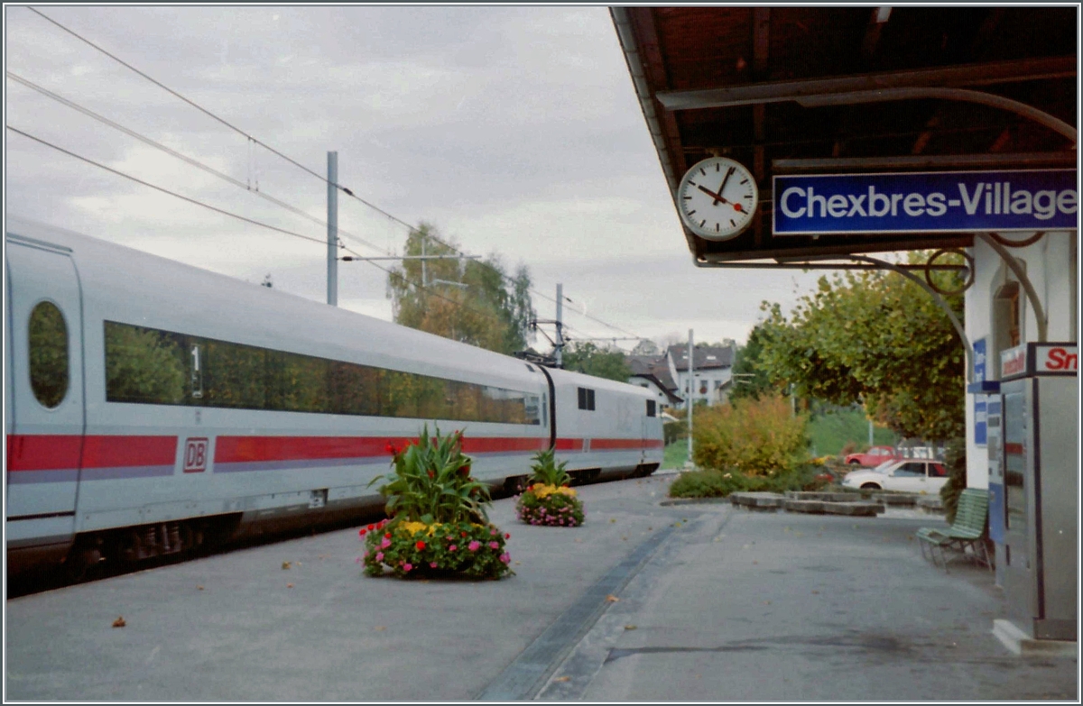 Für die Besucher der Fach-Tourismusmesse TTW in Montreux verkehrte ein ICE von Zürich nach Montreux und zurück. Dabei fuhr der Zug über die  Train des Vigens  Strecke. Dieses Analog Bild entstand in Chexbres. 

Oktober 1995