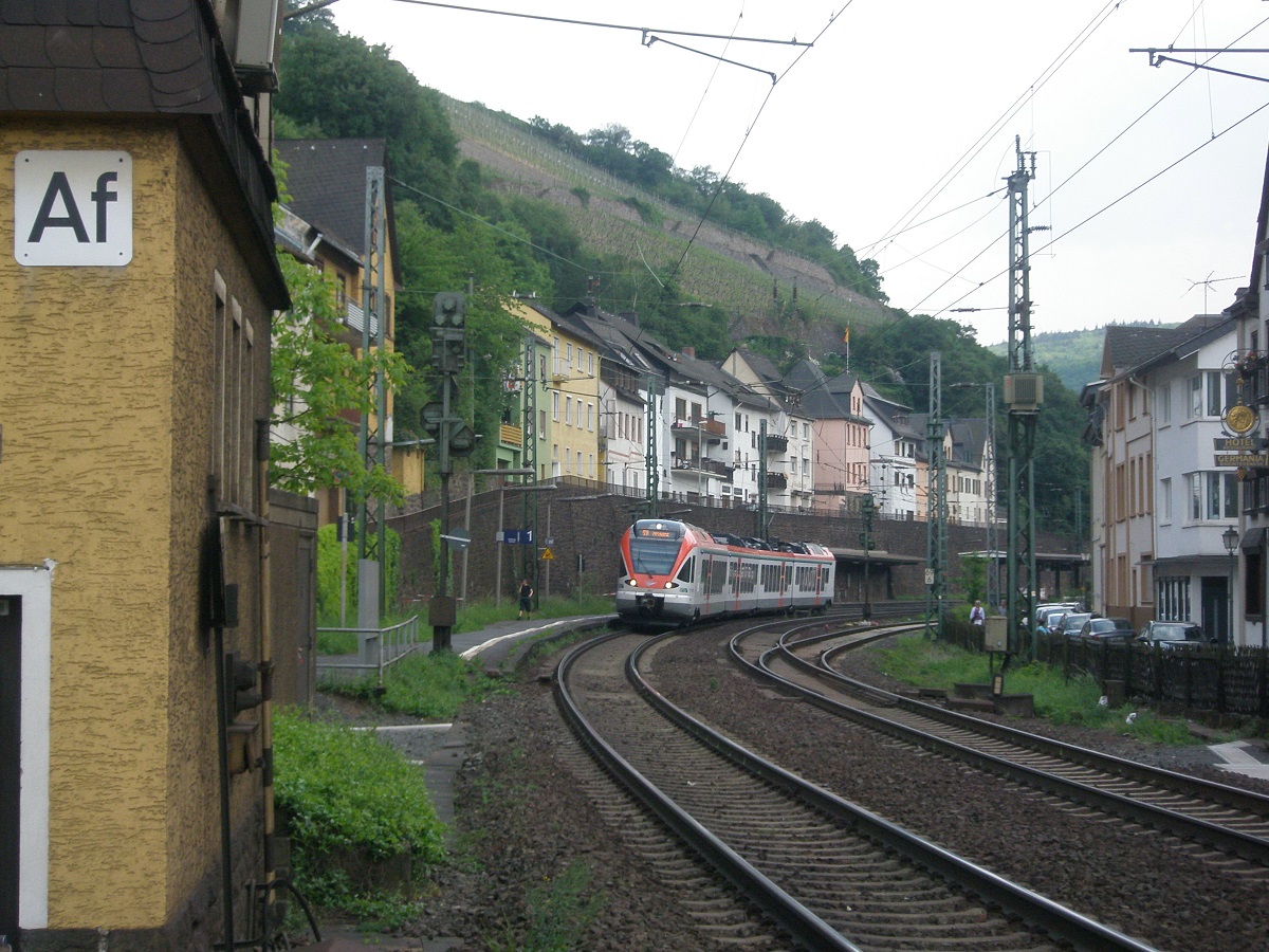 Für den Betrieb auf dem rechtsrheinischen Rheingaunetz zwischen Frankfurt/Wiesbaden und Neuwied beschaffte VIAS insgesamt 19 vier- und fünfteilige Stadler Flirt, hier verläßt ein Triebwagen am 30.04.2011 den Bahnhof Assmannshausen