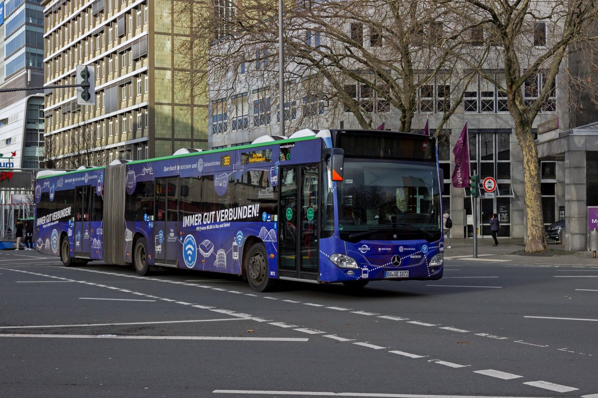 Fr das in Bus und Bahn verfgbare freie WLAN hat die BoGeStra eine recht aufwendige Ganzwerbung gestaltet, die Wagen 1872 trgt, der hier als Linie 365 aus der Bochumer Innenstadt kommend die Endstation am Hauptbahnhof erreicht.