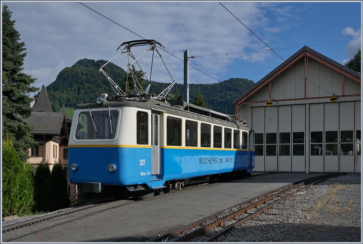 Für die Fahrzeugparade wird der Bhe 2/4 207 beim Depot von Glion aufgestellt. 16. Sept. 2017