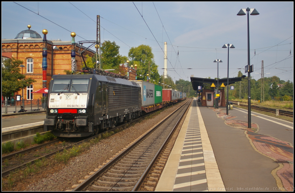 F�r METRANS ist mit einem Container-Zug ES 64 F4-157 / 189 157-1 im Einsatz und f�hrt am 05.09.2014 durch Uelzen
<br><br>
Bei der Lok handelt es sich um die 100. Dispolok f�r Siemens Dispolok und wurde im Dezember 2004 feierlich �bergeben.