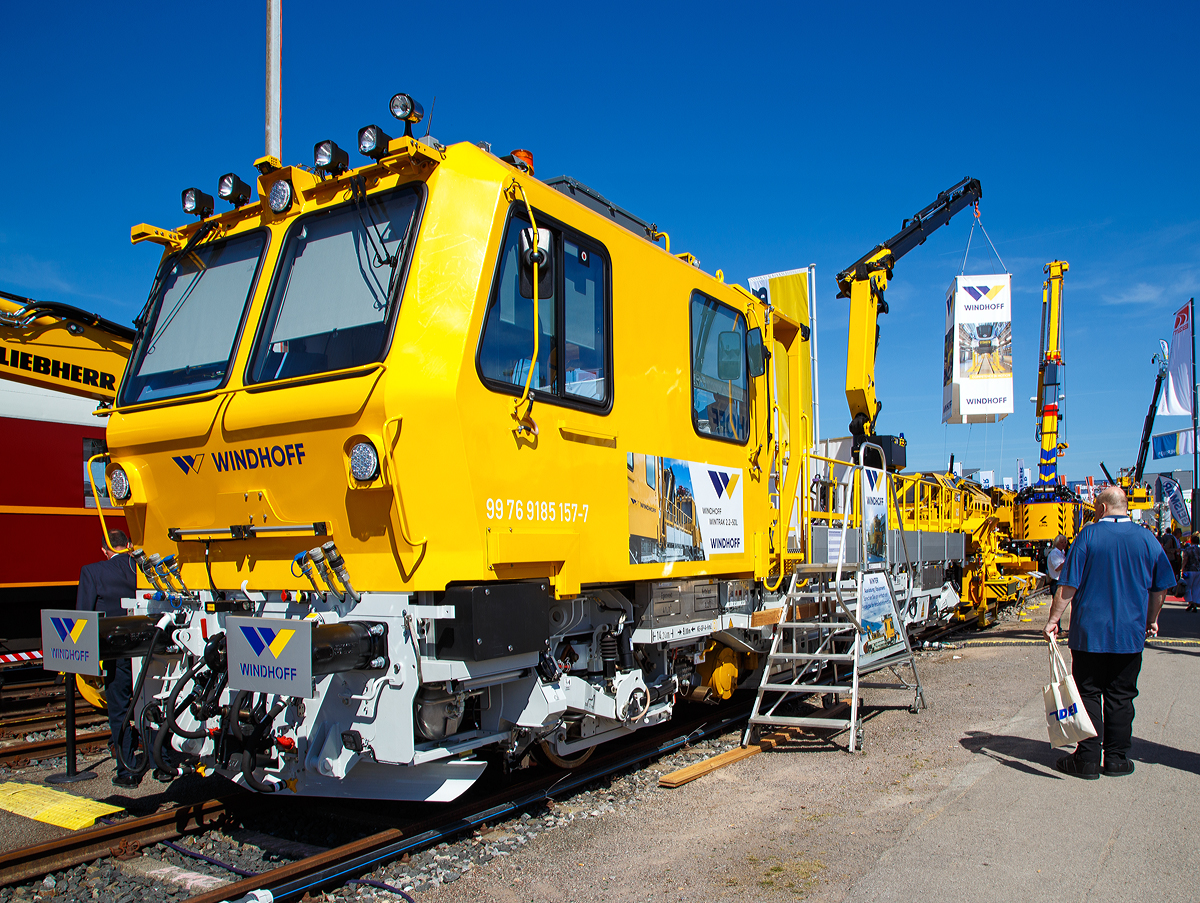 
Für die norwegische Bahn....
WINDHOFF Bahn- und Anlagentechnik GmbH präsentierte auf der iaf 2017 Internationale Ausstellung Fahrwegtechnik in Münster (01.06.2017)  den WINDHOFF WINTRAK 2.2-50L einen Multifunktionaler Baudiensttraktor für die norwegische Bahn (UIC 99 76 9185 157-7).

TECHNISCHE DATEN des WINTRAK 2.2-50L:
Spurweite: 1.435 mm
Achsfolge: B´
Länge über Puffer: 14.240 mm
Achsabstand: 9.000 mm
Treibraddurchmesser: 920 mm (neu)
Breite: 3.000 mm
Höhe: 4.240 mm
Eigengewicht: 41,7 t 
Max. Zuladung: 3,2 t
Max. Achslast: 17 t
Leistung Dieselmotor: 522 kW
Höchstgeschwindigkeit: 100 km/h