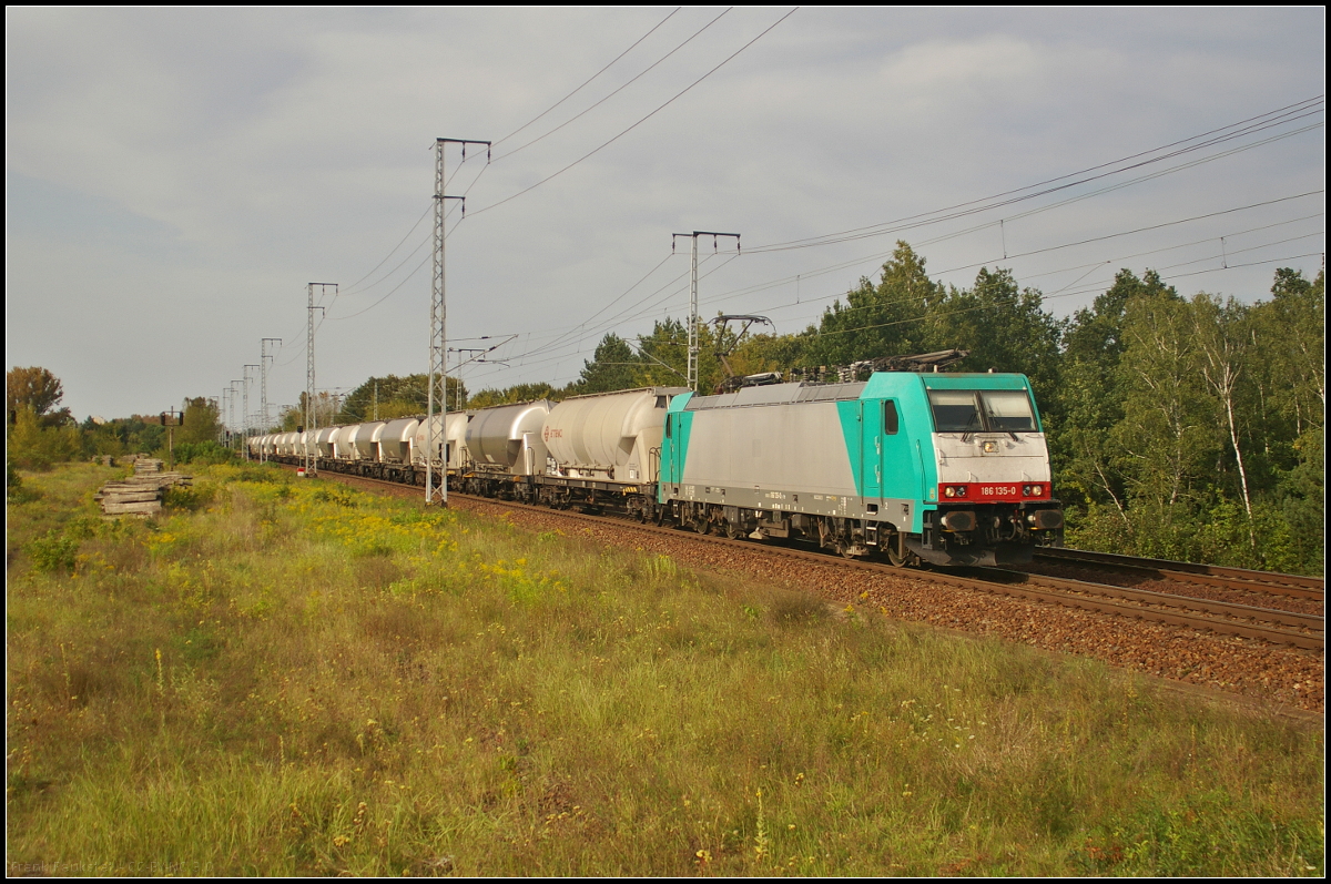Für das polnische Unternehmen Transchem ist E 186 135 im Einsatz. Am 30.08.2017 fuhr sie mit einem Staubgutzug durch die Berliner Wuhlheide