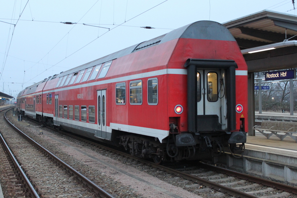 Fu�ball-Sonderzug 18423 mit versifften DBuza von Rostock Hbf nach Magdeburg-Herrenkrug kurz vor der Ausfahrt im Rostocker Hbf.05.03.2016