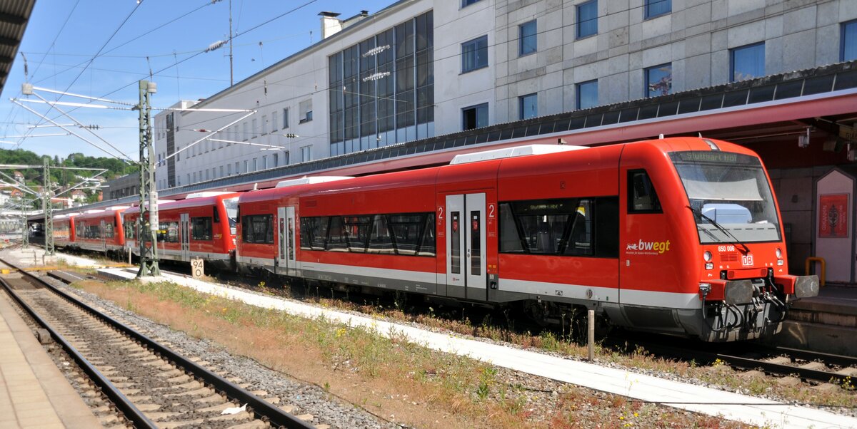 Fußball Sonderzug von Ulm nach Stuttgart, voll besetzt = ca. 630 Personen (nur Ölsardinen haben mehr Platz in der Dose); bestehend aus 650 012-7; 312-1; 301-4 und 006-0 in Ulm am 21.05.2022.
