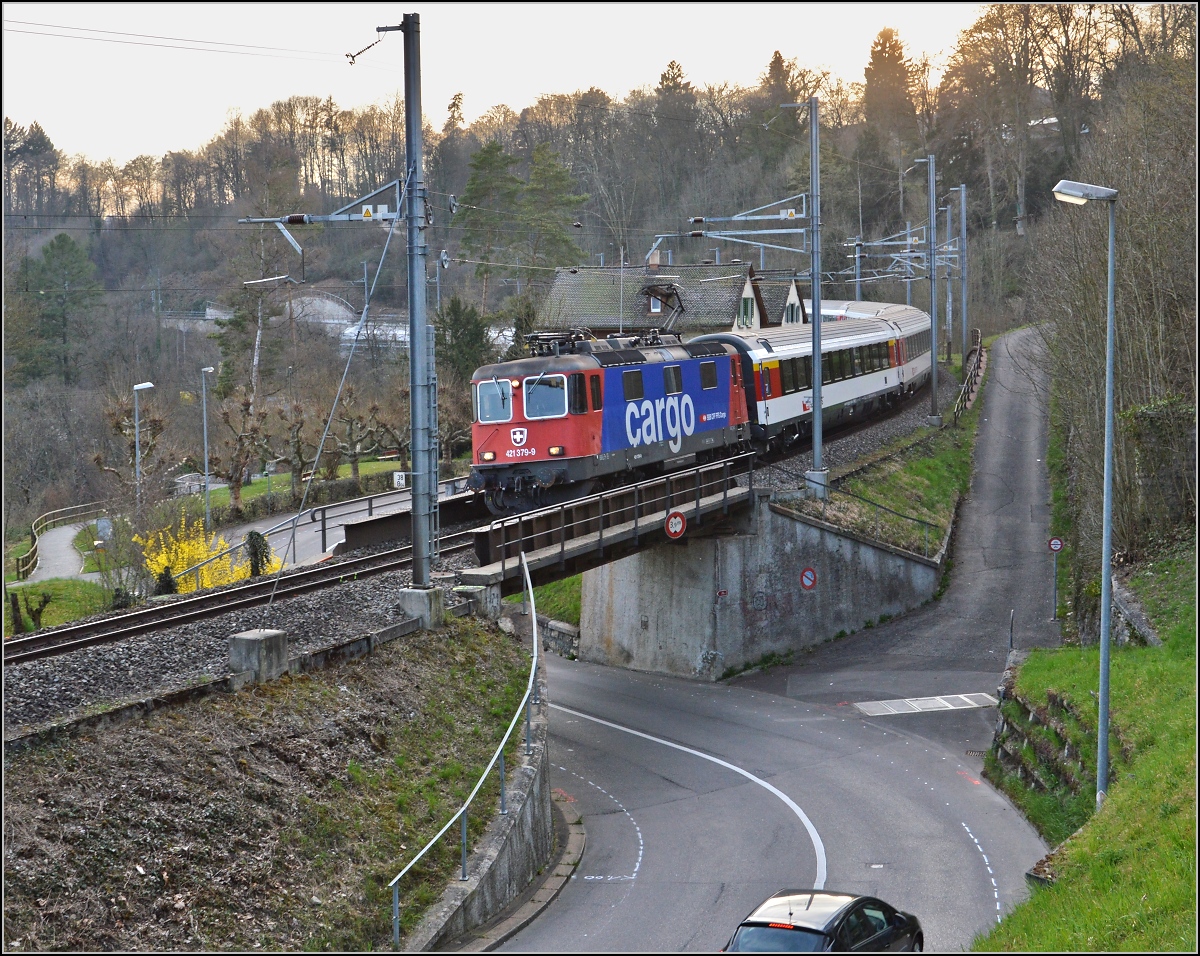 G�ubahn-IC in der Schweiz Re 4/4 II 11379 mit ihrem IC nach Stuttgart in Neuhausen am Rheinfall. M�rz 2014.