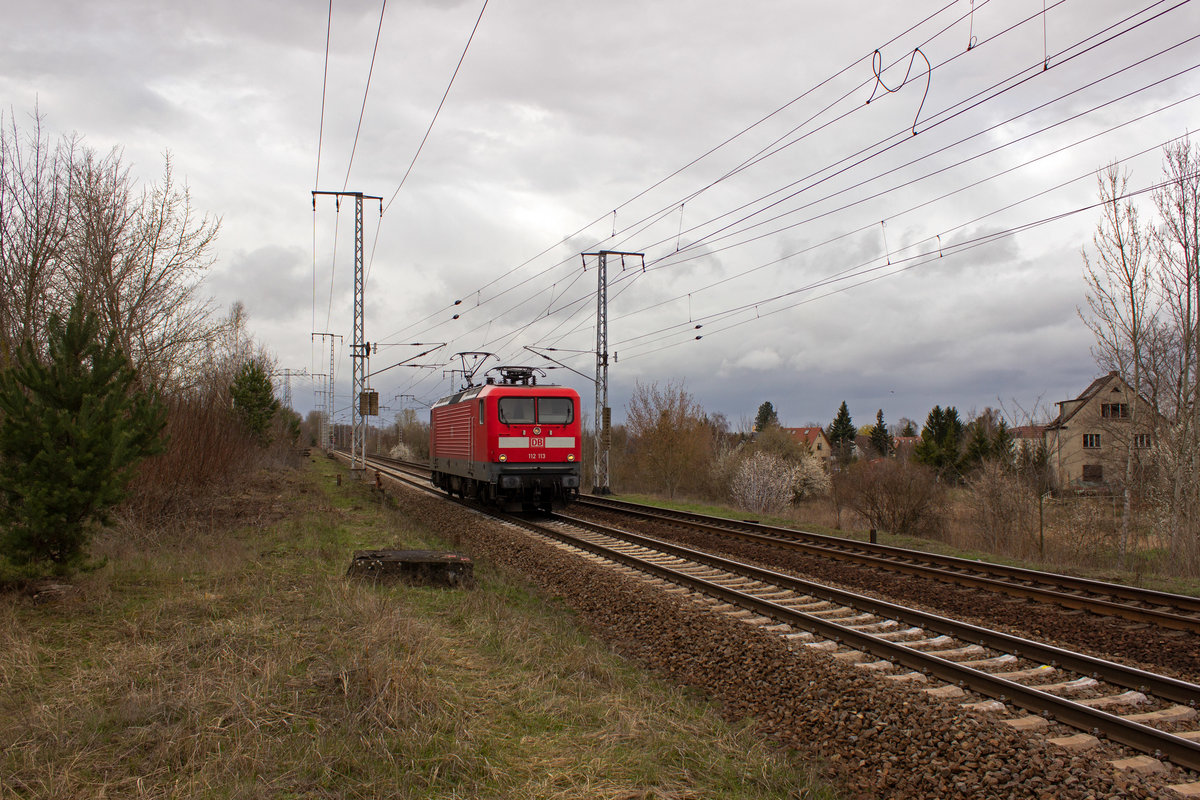 Ganz alleine ist die laut Aufschrift in Cottbus beheimatete 112 113 am 26.03. auf Höhe des früheren Güterbahnhofs Berlin-Wuhlheide unterwegs.