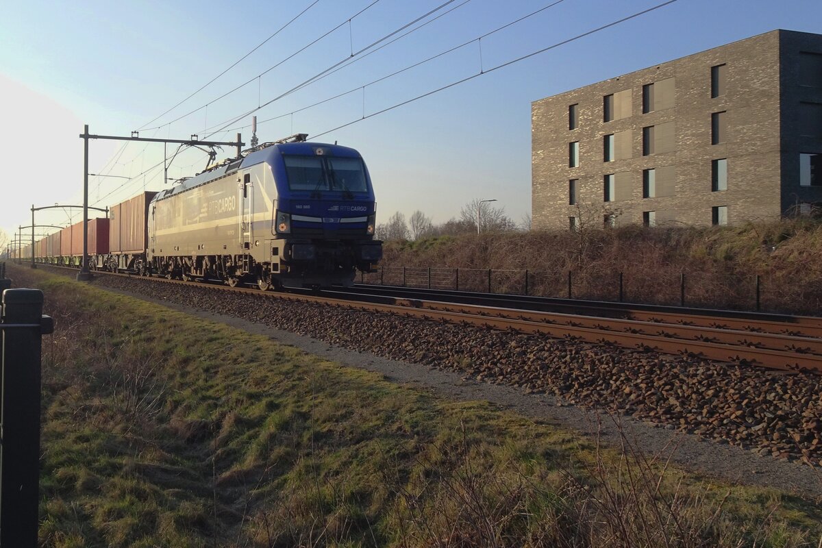 Ganz in Gegenlicht, aber mit eine goldener Reiz: RTB 193 565 zieht ein KLV durch Tilburg-Reeshof im letzten Sonnenlicht am 10 März 2022.