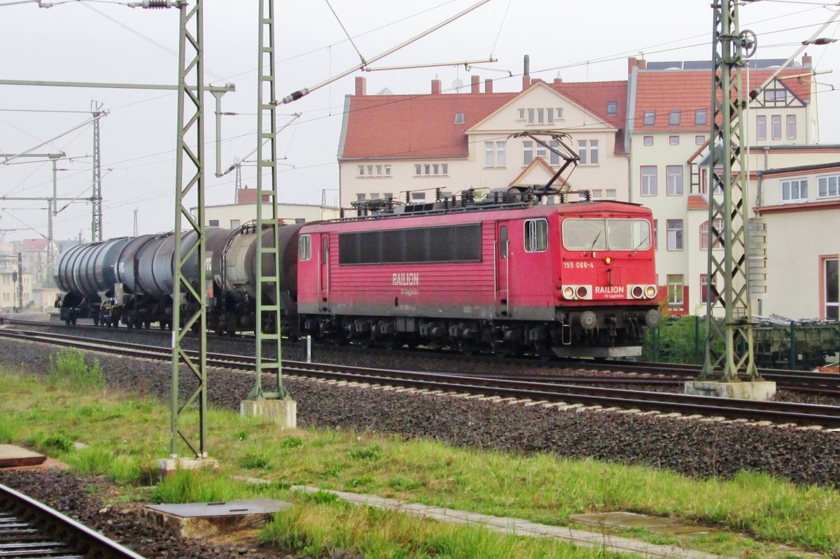 Ganze drei Kesselwagen zieht 155 066 durch Halle (Saale) am 10 April 2014.