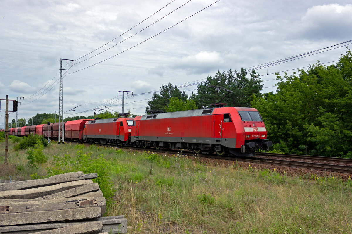 Ganzz�ge aus Selbstentladewagen geh�ren in und um Berlin zum Alltag. Ziel sind in der Regel die Kohleabbaugebiete in der Lausitz und in Polen. Das genaue Ziel dieses von 152 140 und 152 153 angef�hrten Zuges allerdings ist nicht bekannt.