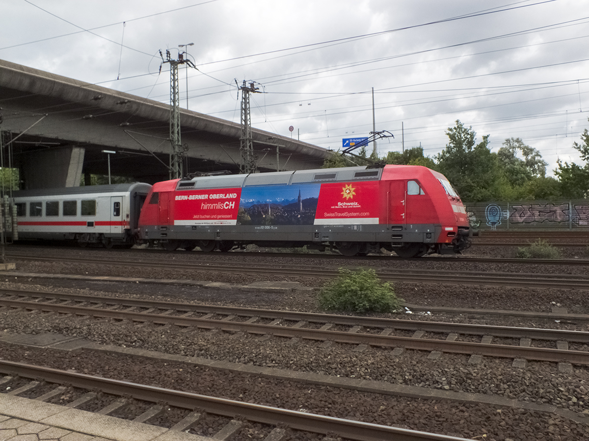 Gar himmlisCH ist es laut 101 006 im Berner Obrland. Damit hat sie sicherlich recht. Das Ostseebad Binz, in das sie IC 2212 führen wird, ist es mit Sicherheit auch. In Hamburg-Harburg war es am 11.08.14 jedoch gerade wettertechnisch alles andere als himmlisch, der Himmel noch nicht einmal in Sicht. Gut möglich, dass Werbung für Urlaubsgebiete da gut ankommt.