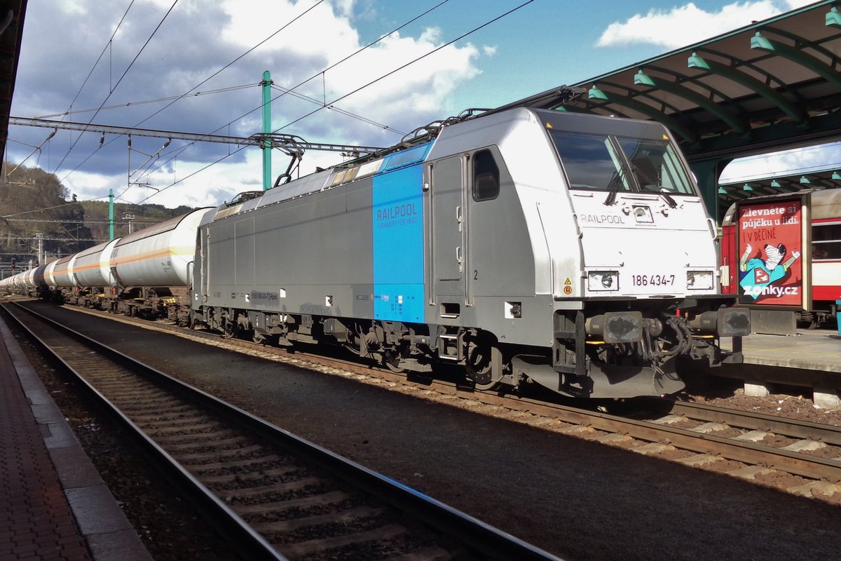 Gaskesselwagen mit 186 434 steht am 6 April 2017 in Decin hl.n.