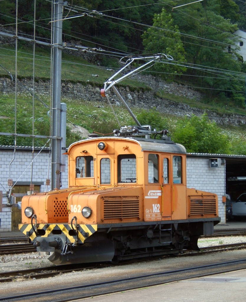 Ge 2/2 Nr. 162 in Poschiavo am 07.09.2005. Einsatz: Rangierdienst in Poschiavo und Campocologno; Inbetriebnahme 1911, L�P 7,72m; Dienstgewicht 16-18 to; Leistung 330 PS; max. Geschwindigkeit 45 km/h; Erbauer: Schweiz. Industriegesellschaft, Neuhausen am Rheinfall und Elektrizit�tsgesellschaft Alioth, M�nchenstein (heute BBC).
