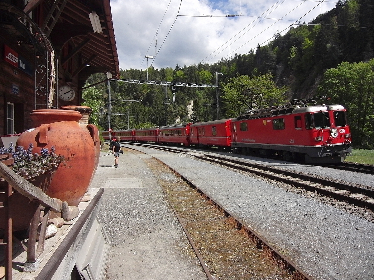 Ge 4/4 II 626 'Malans' mit RE 1236 von Scuol-Tarasp nach Disentis/Mustér am 30.04.2011 bei der Einfahrt in die Station Trin.