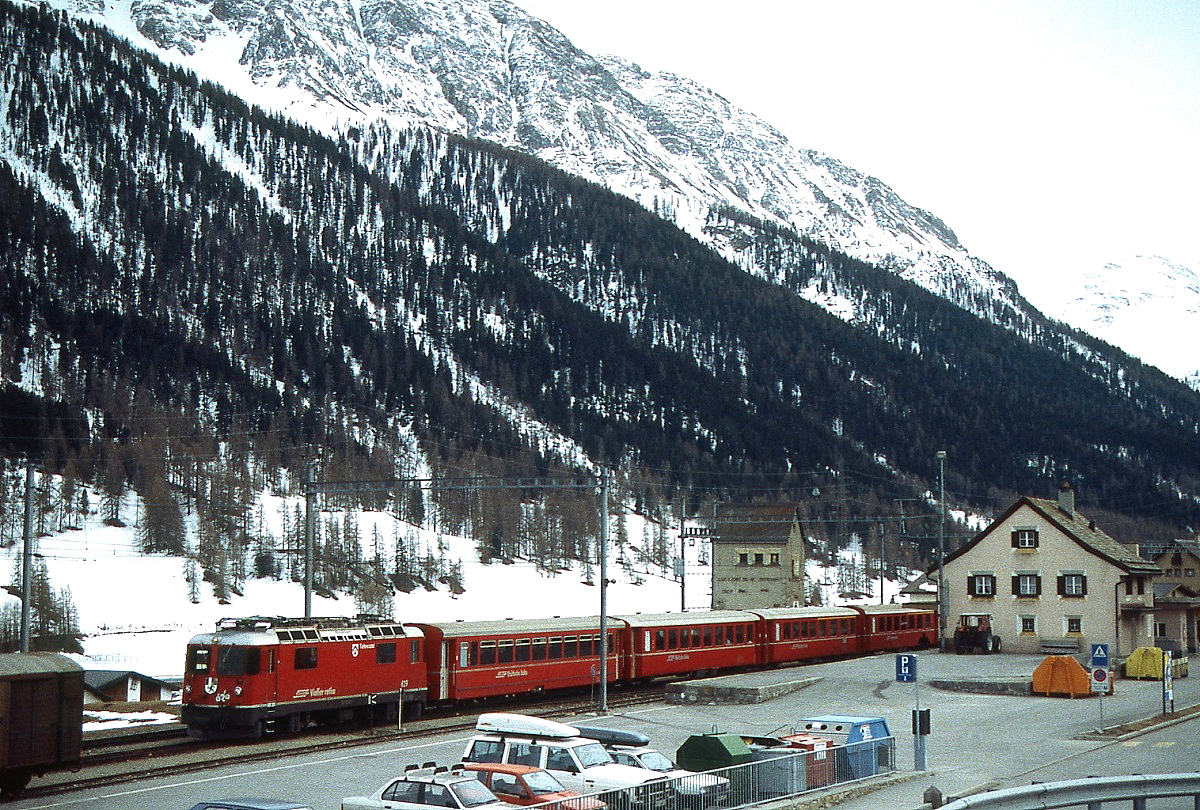 Ge 4/4 II 629 fährt im April 1996 aus Zuoz aus