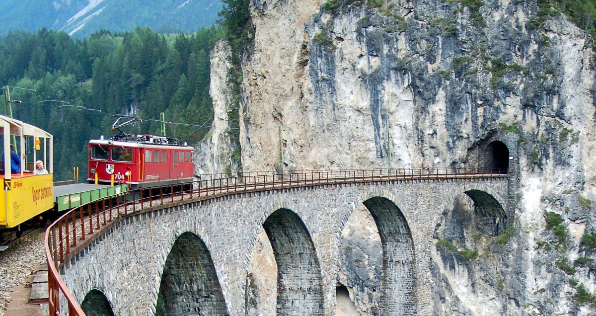 Ge 6/6 II Nr.704 mit dem Railrider-Zug, den offenen Sommer-Aussichtswagen, auf dem Landwasserviadukt am 03. September 2006.
