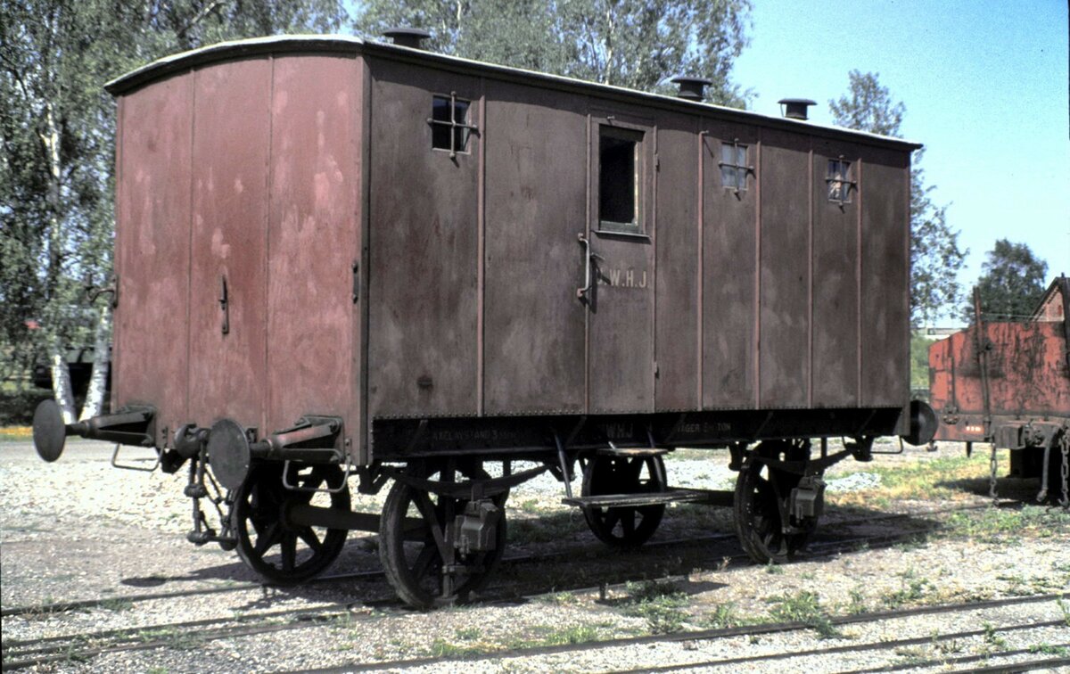 Gefangenentransportwagen im Eisenbahnmuseum G�vle am 10.08.1994. Ein  Fahrgast  sieht oben rechts aus dem Fenster.