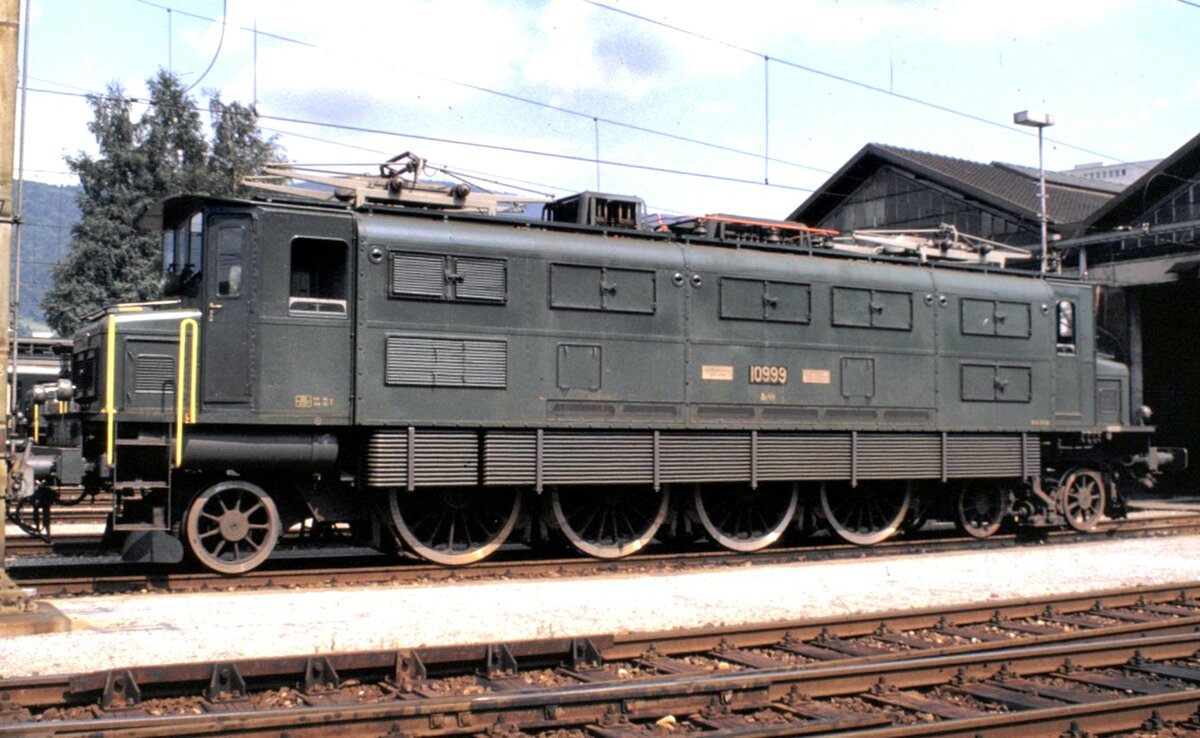 Geführte Besichtigung im Depot Olten Ae 4/7 Nr.10 999 am 15.08.1980.