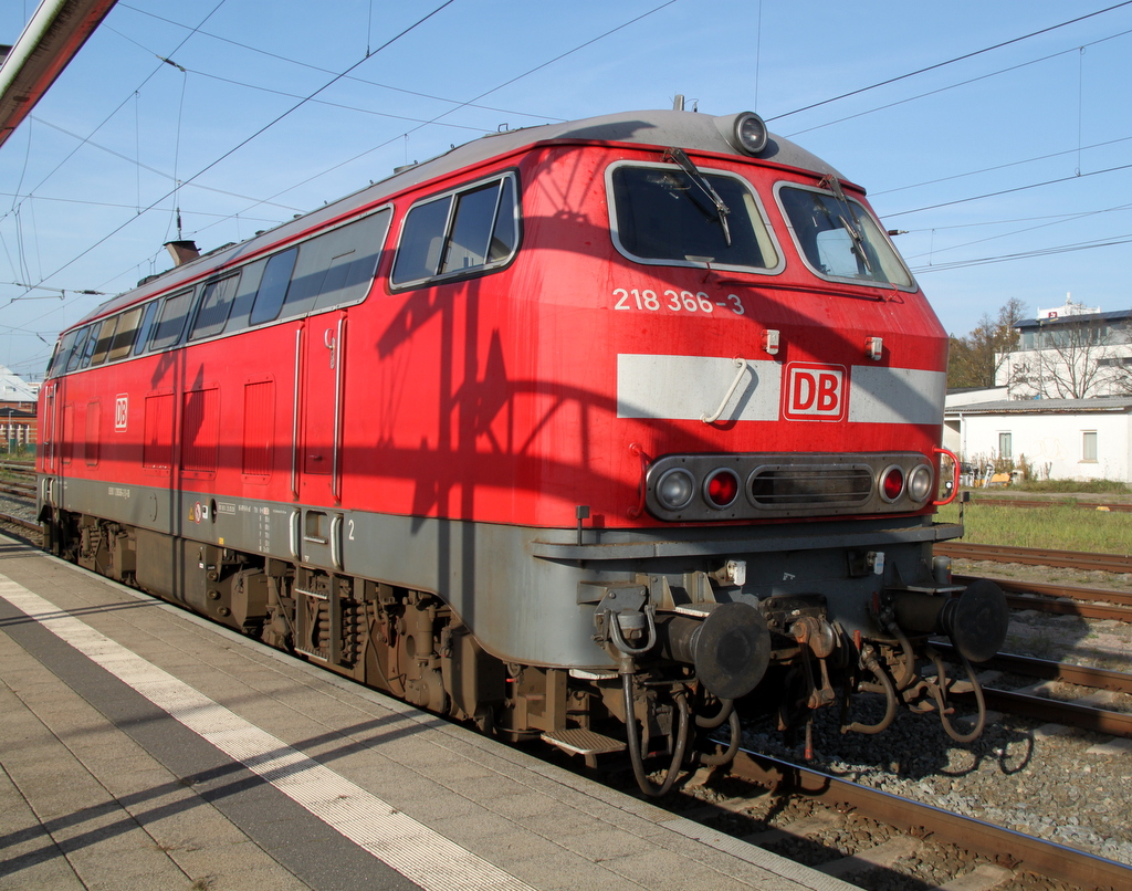 Gegen 13:13 Uhr staunte der Fotograf nicht schlecht als 218 366-3 als �berf�hrung von Z�ssow nach Hamburg in Rostock ankam.01.11.2014