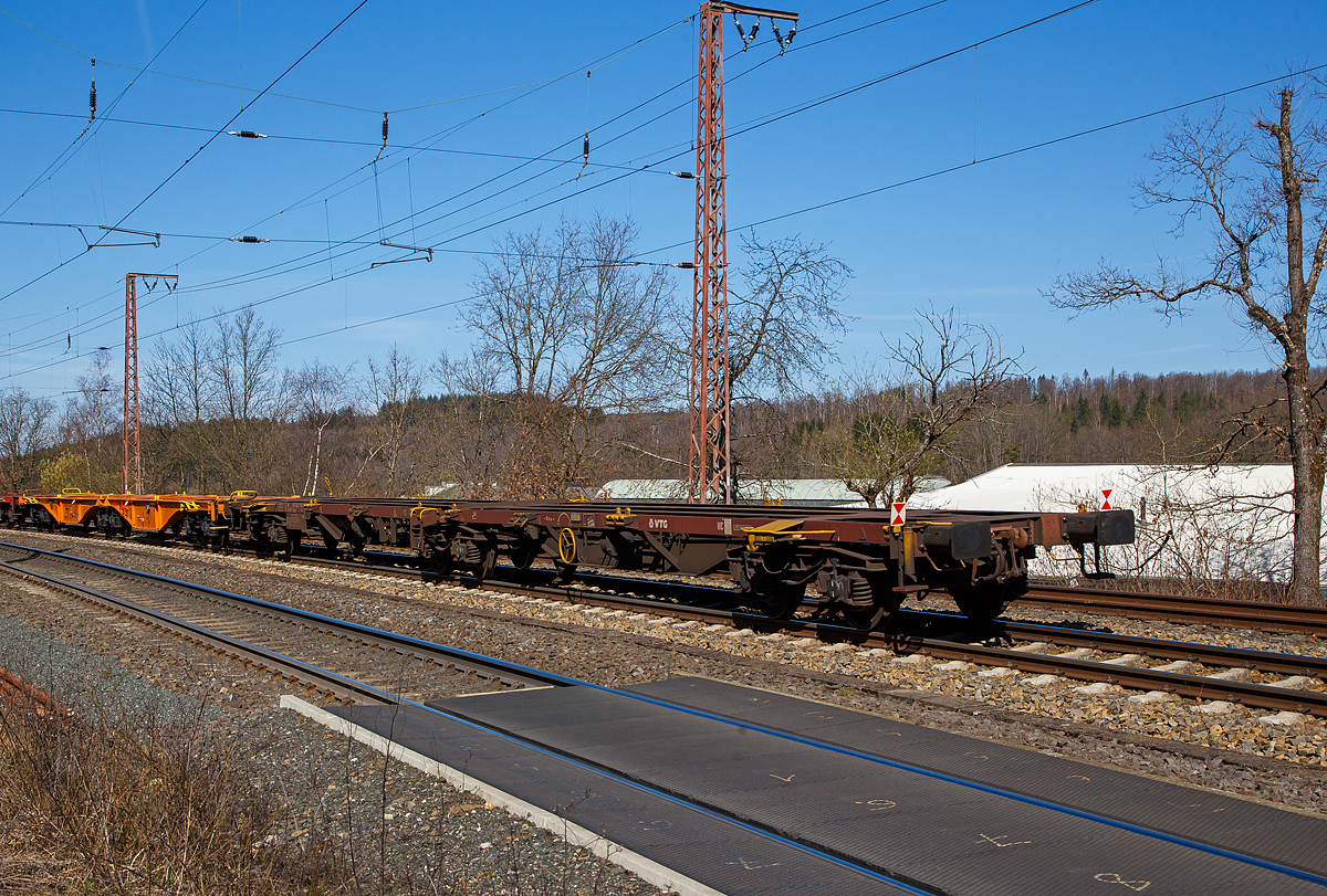 Gelenk-Containertragwagen 37 80 4951 476-3 D-AAEC der Gattung Sggrs 6 der AAE Cargo AG (heute zur VTG AG) am 30.03.2021 im Zugverband bei der Durchfahrt in Rudersdorf (Kr. Siegen) an der Dillstrecke (KBS 445) in nördlicher Richtung.

TECHNISCHE DATEN:
Spurweite: 1.435 mm
Länge über Puffer: 27.100 mm
Drehzapfenabstand: 2 x 10.700 mm
Achsabstand in den Drehgestellen: 1.800 mm
Ladelänge: 2 x 10.380 mm
Höhe der Ladeebene über S.O.: 1.155 mm
Eigengewicht: 26.000 kg
Max. Zuladung bei Lastgrenze S: 94 t (ab Streckenklasse C) 
Max. Geschwindigkeit: 100 km/h (leer 120 km/h)
Kleinster befahrbarer Gleisbogen: R 75 m 
Feststellbremse: Ja