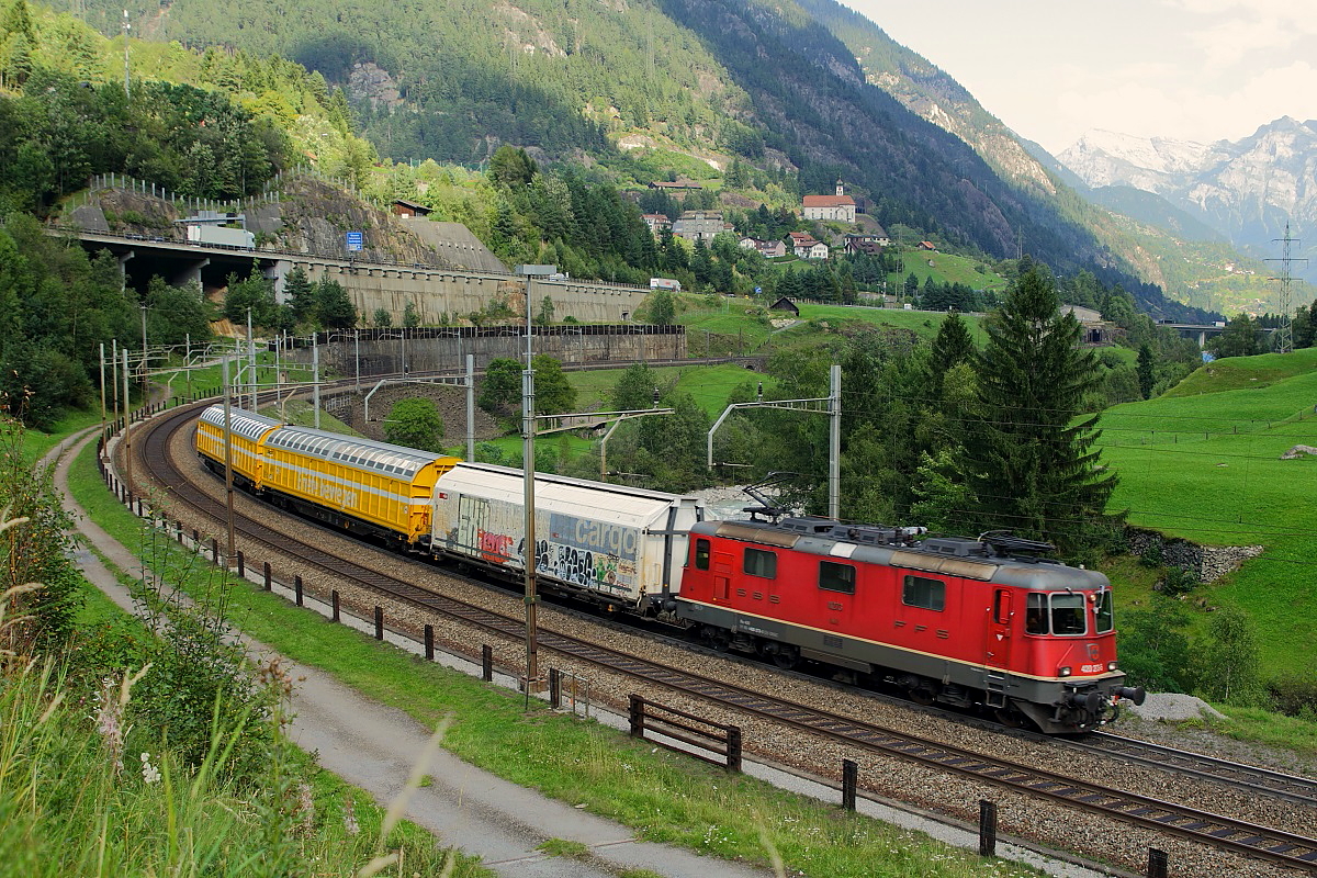 Genauso pünktlich wie die Re 4/4 II mit dem Postzug hat auch die Fotografenwolke am 12.09.2016 die Wattinger Kurve erreicht...