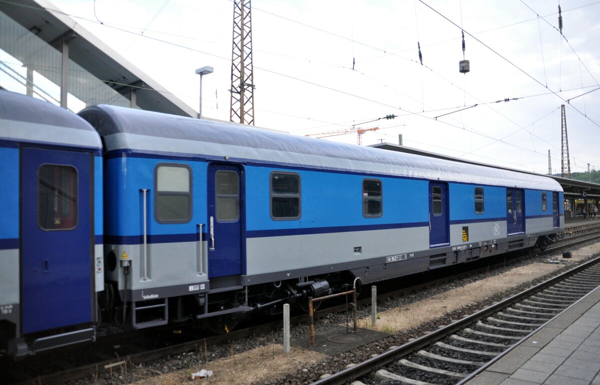 Gepäck- und Fahrradwagen des Ferienexpress Stuttgart - Singen D-SVG 50 80 89-35 701-8 Dm ex Gepäckwagen in Ulm am 20.08.2022.