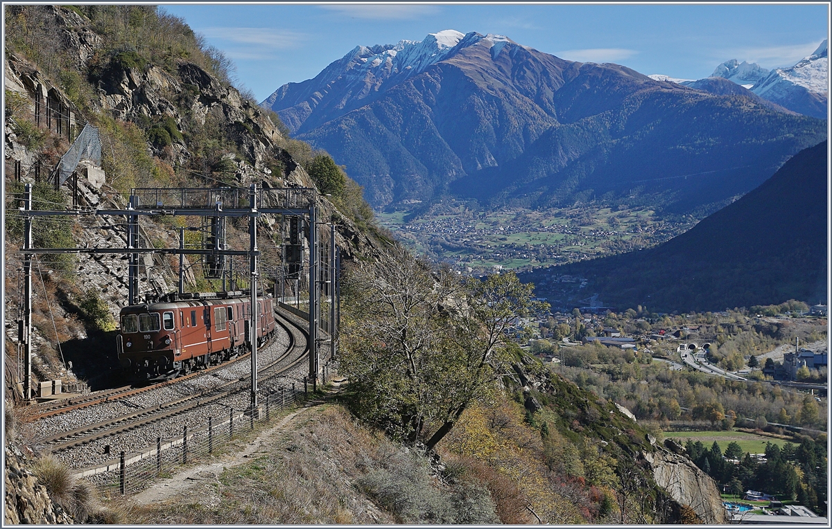 Gleich drei BLS Re 4/4 (Re 425) fahren als Lokzug kurz nach Lalden Richtung Brig. 
25. Okt. 2017 