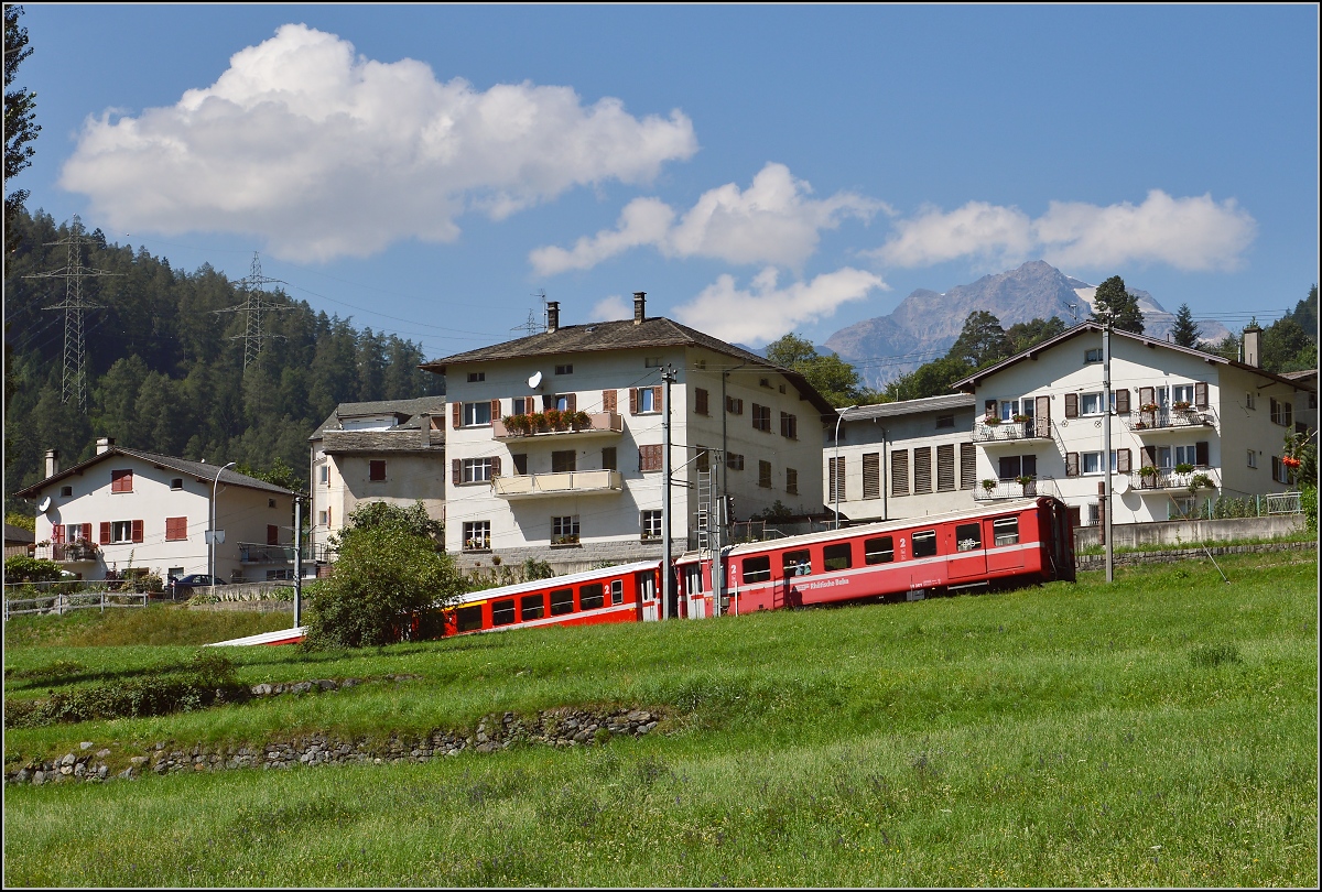 Gleich verschwindet der Regionalzug mit ABe 4/4<sup>III</sup> 55 und 56 in der Versenkung. Brusio, August 2015.