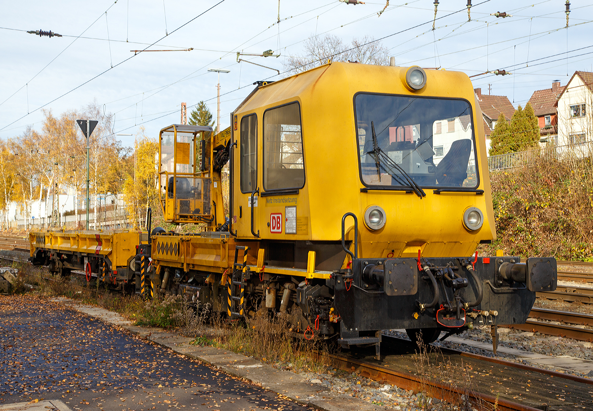 
Gleisarbeitsfahrzeug GAF 100 R (Schweres Nebenfahrzeug Nr. 97 17 50 011 18-3) mit Gleiskraftwagenanhänger H27 (Schweres Nebenfahrzeug Nr. 35.1.081) beide von der DB Netz AG, abgestellt am 08.11.2015 in Kreuztal.

Das GAF 100 R wurde 1996 von GBM (Gleisbaumechanik Brandenburg/H. GmbH) unter der Fabriknummer 52.1.124 gebaut, es hat die EBA Nummer EBA 96 P01 N023

Technische Daten GAF:
Achsfolge: B
Länge über Puffer: 9.100 mm
Achsabstand: 4.800 mm
Höchstgeschwindigkeit: 100 km/h
Eigengewicht: 16 t
Zul. Anhängelast: 40 t / (80 t mit Regelzugeinrichtung dann Hg 60 km/h)
Nutzlast : 5,0 t
Zur Mitfahrt zugel. Personen: 7
Der Antrieb des zweiachsigen Fahrzeuges erfolgt von einem 6 Zylinder, wassergekühlten MAN D 0826 LOH 07 Dieselmotor mit 169 kW (230 PS) Leistung über Lastschaltwendegetriebe auf die Radsatzgetriebe.

Technische Daten Gleiskraftwagenanhänger:
Achsanzahl: 2
Achsabstand: 6.000 mm
Länge über Puffer: 9.750 mm
Höchstgeschwindigkeit: 100 km/h (vorgestellt 80 km/h)
Eigengewicht: 9,3 t
Zul. Anhängelast: 40 t
Nutzlast : 25,0 t
