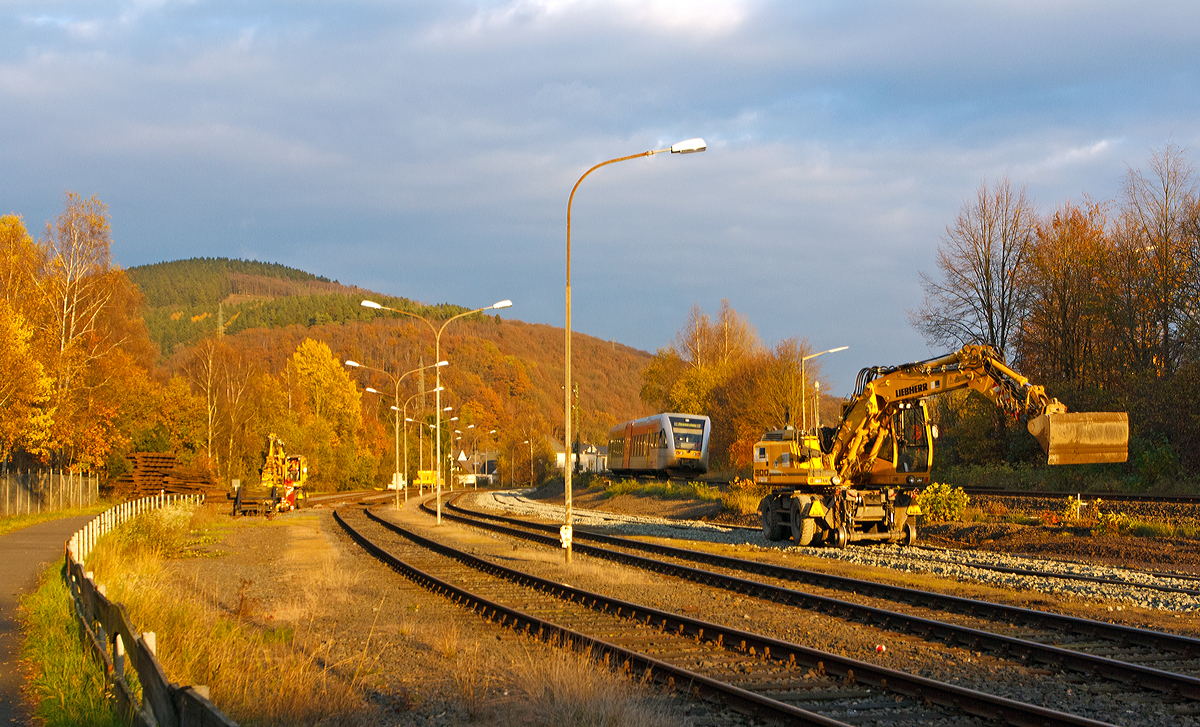 
Gleisbaustelle auf den Rangierbahnhof der KSW Kreisbahn Siegen-Wittgenstein (ehem. Freien Grunder Eisenbahn AG) in Herdorf, hier am 06.11.2014. Das Hauptgleis ist schon erneuert, der eine Liebherr A 900 C ZW Li / 1031 Zweiwegebagger planiert noch den Bereich neben dem Gleis, whrend ein weiterer die Eizelteile vom Altgleis separiert.

Whrend auf dem DB Gleis (KBS 462 - Hellertalbahn) ein GTW 2/6 der Hellertalbahn in Richtung Neunkirchen unterwegs ist.