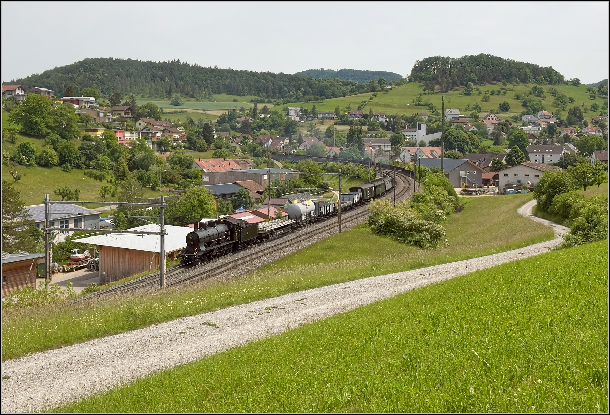 GmP mit A 3/5 705 auf der Bzbergstrecke bei Zeihen anlsslich des Bahnparkfestes Brugg. Mai 2018. Kaum sieht man, dass eigentlich am anderen Ende die Zuglok fhrt und A 3/5 705 fr dieses Jahr wohl ihren letzten Einsatz hatte, da es undichte Stellen gab. Die fr Herbst geplante Revision muss wohl vorgezogen werden.