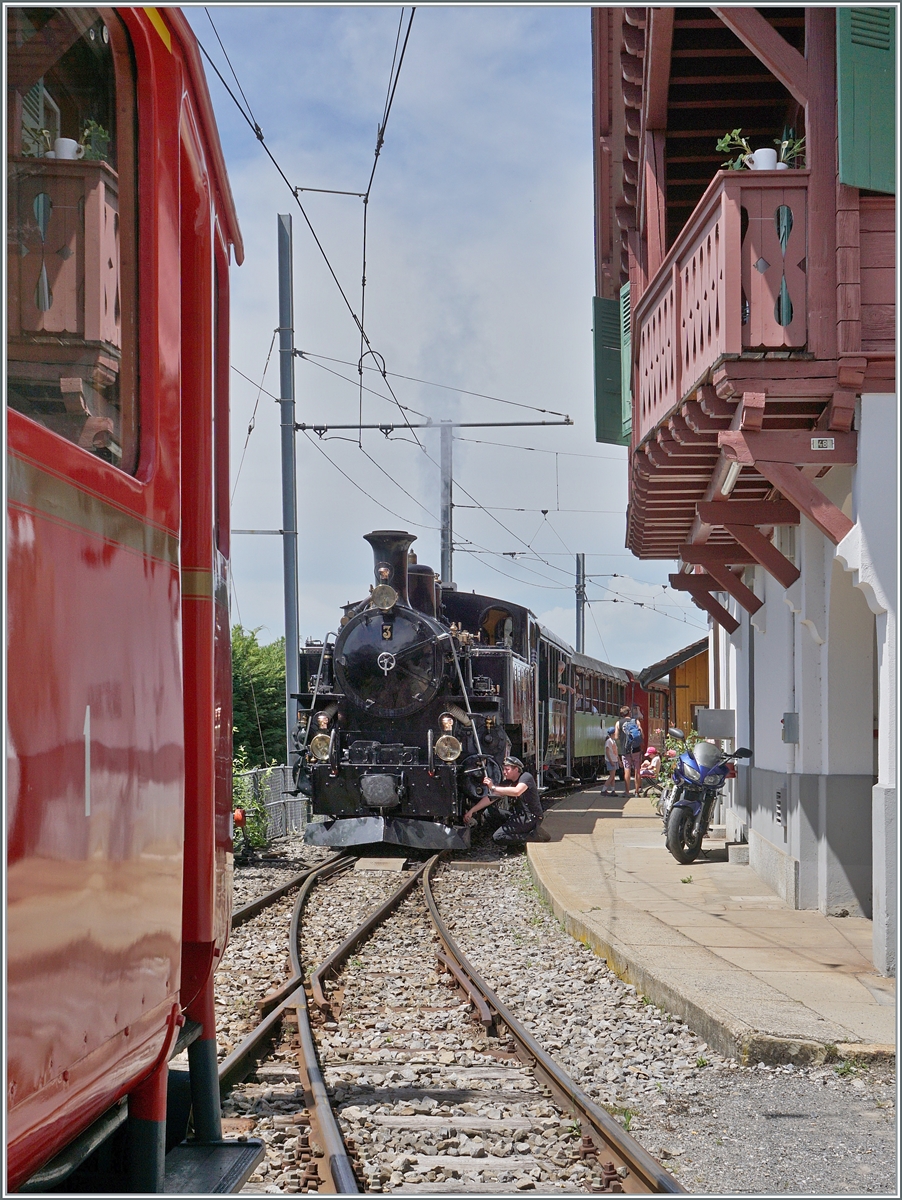 Grundproblem vieler Museumsbahnen: Kein Geld, keine Arbeitskräfte und kein Platz - letzteres zeigt dieses Bild mit dem in Chamby angedeuteten, abgestellten RhB ABe 4/4 I N° 35 welcher mein Bild der auf die Weiterfahrt nach Chaulin wartenden BFD HG 3/4 N° 3  bereichert . 

18. Mai 2025