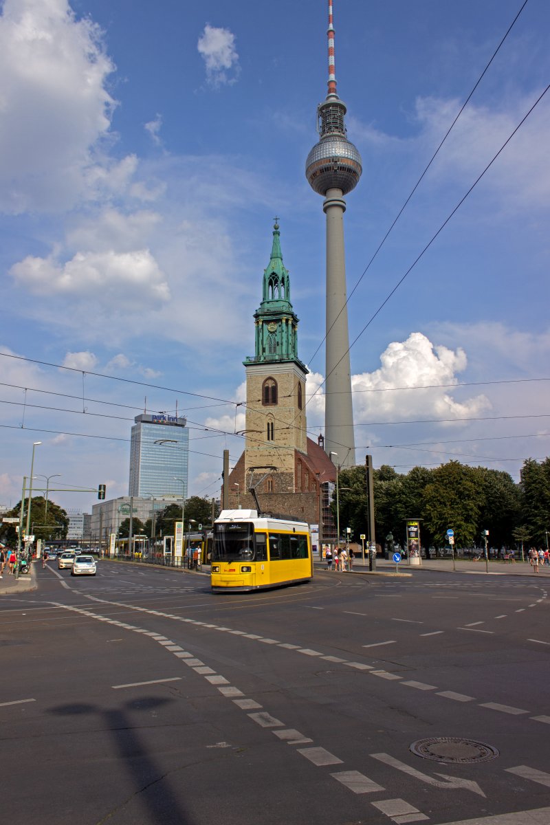 GT6N 1262 der BVG fährt an der Spitze einer Doppeltraktion als Zug der Linie M4 der Endstation am Hackeschen Markt entgegen und passiert dabei bekannte Fotomotive in der Nähe des Alexanderplatzes.