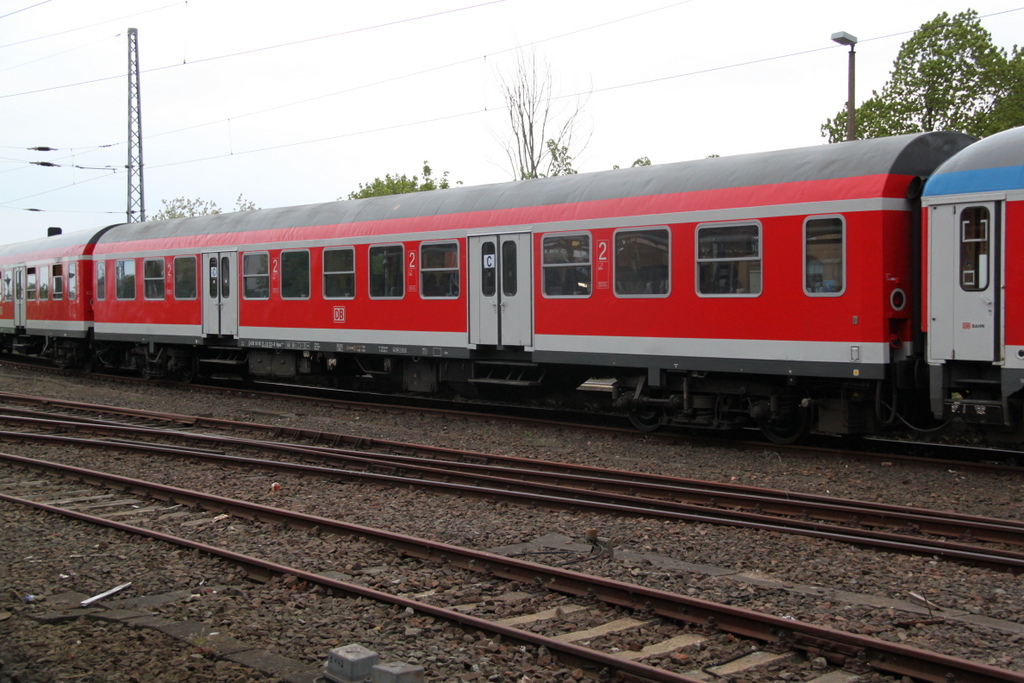 Halberst�dter Mitteleinstiegswagen der Bauart Byuuz 439.4 von DB-Regio Region Nordost Rostock Hbf stand am 14.05.2016 in Warnem�nde.