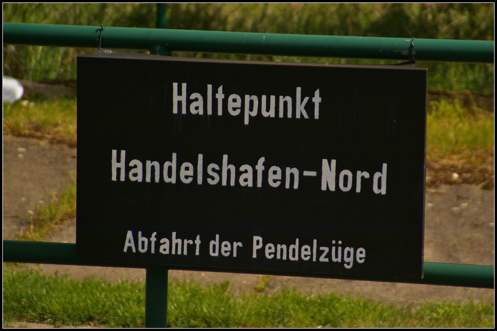 Haltepunkt Magdeburg Handelhafen-Nord, 10.05.2015
<br><br>
Beim Familienfest der Magdeburger Eisenbahnfreunde hatte man f�r den Pendelzug kurzerhand einen provisorischen Haltepunkt eingerichtet: Handelshafen-Nord.