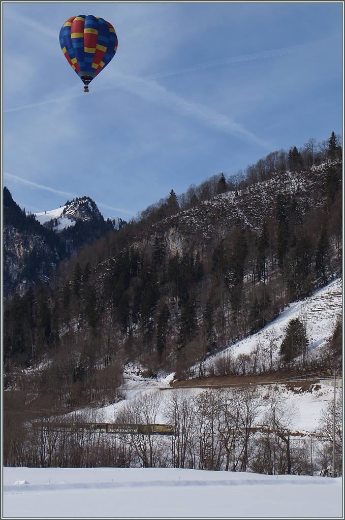 Heissluftballon Festival 2016 in Château d'Oex: Trotz recht guten Voraussetzungen gab es dieses Jahr nur andeutungsweise Bilder, welche die Bahn mit dem Ballonfestival in Verbindung bringen und doch, so schient es mit eine eigene Ambiente bieten.
Bei Rossinère, 26. Jan. 2016