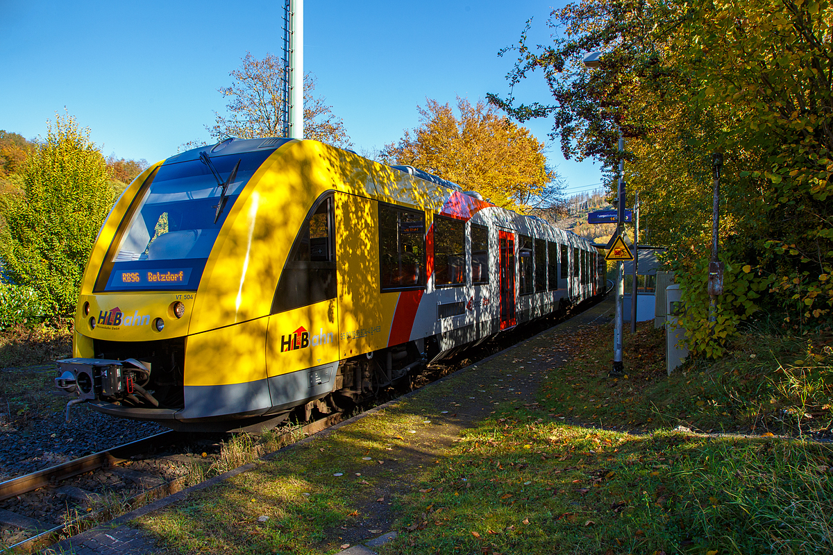 Herbstzeit oder Indian Summer in Herdorf.....
Der VT 504 (95 80 1648 104-5 D-HEB / 95 80 1648 604-4 D-HEB) ein Alstom Coradia LINT 41 der neuen Generation / neue Kopfform der HLB (Hessische Landesbahn GmbH) hat am 24.10.2021, als RB 96  Hellertalbahn  (Neunkirchen - Herdorf - Betzdorf), Umlauf 61780, den Bedarfs-Haltepunkt Sassenroth (Herdorf-Sassenroth) erreicht.

Nochmals einen lieben Gruß an den netten Triebfahrzeug zurück, wir kennen und grüßen uns schon langen. Schon zu Zeiten der Hellertalbahn GmbH, damals noch mit einem Stadler GTW 2/6, fuhr Er auf dieser Strecke.
