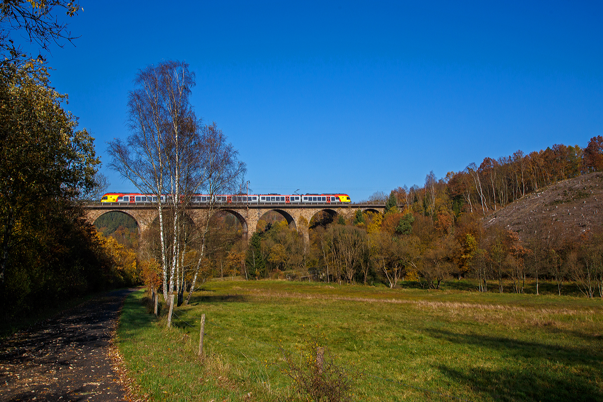 Herbstzeit im Siegerland...
Ein 5-teiliger Flirt der HLB (Hessischen Landesbahn) als RE 99 (RE 40) Main-Sieg-Express (Fankfurt - Gießen - Siegen), fährt am 28.10.2021 über den Rudersdorfer Viadukt in Richtung Siegen.

Der Rudersdorfer Viadukt wurde zwischen 1914 und 1915 gebaut, und gehört zu den Ingenieur-Großbauwerken der Dillstrecke (KBS 445).