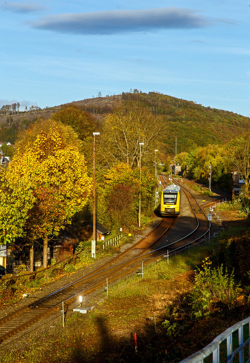 Heute Morgen bis zum Nachmittag sah es noch nicht danach aus, aber ab dem späten Nachmittag war Indian Summer.....
Zudem wurde in Herdorf an der Strecke der Hellertalbahn (KBS 462), zwischen dem Einfahrtsignal aus Betzdorf kommend und dem Bahnhof, großzügig freigeschneiten und Bäume gefällt. So ist nun eine neue Fotostelle entstanden. Was jetzt noch fehlt wären besondere Züge, wie früher in den 70/80er Jahren der TEE VT 11.5 (Baureihe 601). So muss mit der HLB vorlieb nehmen.

Hier verlässt der VT 502 (95 80 1648 102-9 D-HEB / 95 80 1648 602-8 D-HEB) ein Alstom Coradia LINT 41 der neuen Generation der HLB (Hessische Landesbahn GmbH) am 25.10.2022 den Bahnhof Herdorf und fährt als RB 96  Hellertalbahn  (Dillenburg – Haiger - Neunkirchen - Herdorf – Betzdorf) weiter in Richtung Betzdorf (Sieg).
