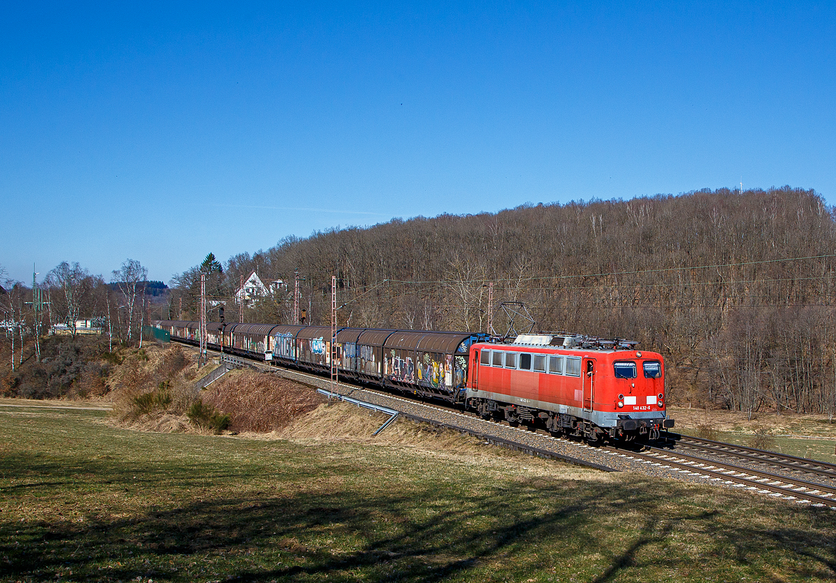 Heute war die 140 432-6 vor dem  Henkel-Zug ....
Die 140 432-6 (91 80 6140 432-6 D-BYB) der BayernBahn GmbH fhrt am 1003.2022, mit dem sogenannten  Henkelzug  (Langenfeld/Rhld. nach Gunzenhausen), bei Rudersdorf (Kr. Siegen) in sdlicher Richtung bzw. Richtung Dillenburg. 

Nochmals einen lieben Gru an den netten Lf zurck.

Die E 40 wurde 1963 bei Henschel & Sohn in Kassel unter der Fabriknummer 30665 gebaut, der elektrische Teil ist von den SSW - Siemens-Schuckertwerken. Als E 40 432 wurde sie an die Deutsche Bundesbahn ausgeliefert , mit der Einfhrung des EDV-Nummernsystems wurde sie zum 01.01.1968 zur DB 140 432-6, die Ausmusterung bei der DB Schenker erfolgte 2015 und sie wurde an die BayernBahn GmbH verkauft. 