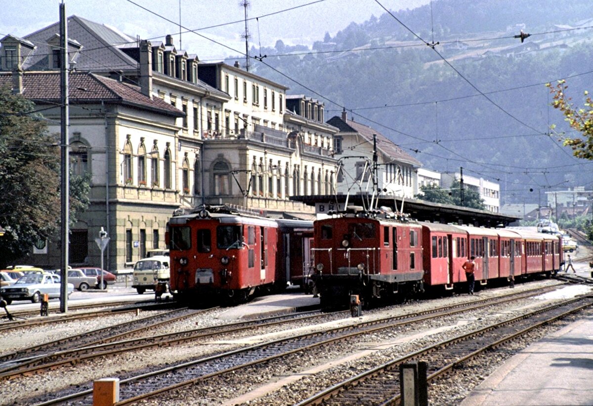 HGe 4/4 Nr.16 und Deh 4/4 Nr.22 beide der BVZ auf dem Bahnhofsvorplatz in Brig am 21.08.1979.