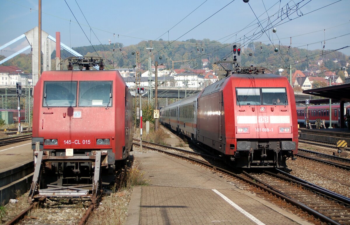HGK 145 CL 015 und 101 089-1 mit IC in Ulm am 03.10.2007.