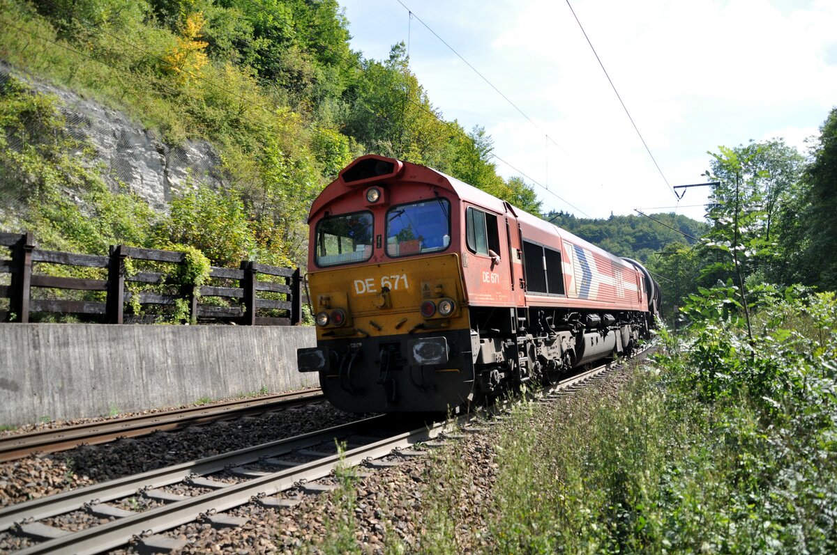 HGK Class 66 DE 671 auf der Geislinger Steige am 11.09.2010.