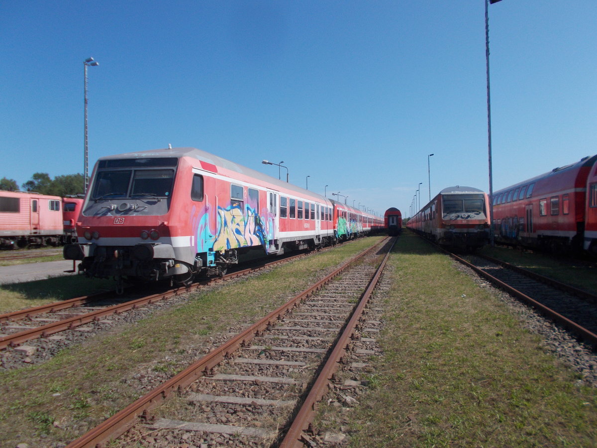 Hier an den abgestellten Mukraner Steuerwagen waren die Graffitiwerker schon am Werk.
Aufgenommen am 25.August 2019.