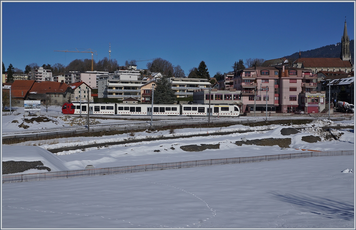  Hier entsteht der neue Bahnhof  heisst es links im Bild auf dem Schild in Châtel St-Denis; dass stimmt so nicht ganz, der Bahnhof entsteht noch etwas weiter westlicher. Im Bild eine TPF Regionalzug auf dem Weg zum bald entbehrlichen Bahnhof von Châtel St-Denis, welcher gleich recht des Bildes liegt.

15. Feb. 2019