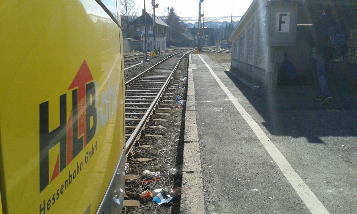 Hier das Logo der Hessischen Landesbahn (HLB) von einem LINT 41 (BR 1648) abfotografiert. Der LINT fuhr nach Aufenthalt inErndtebrück weiter nach Bad Berleburg.