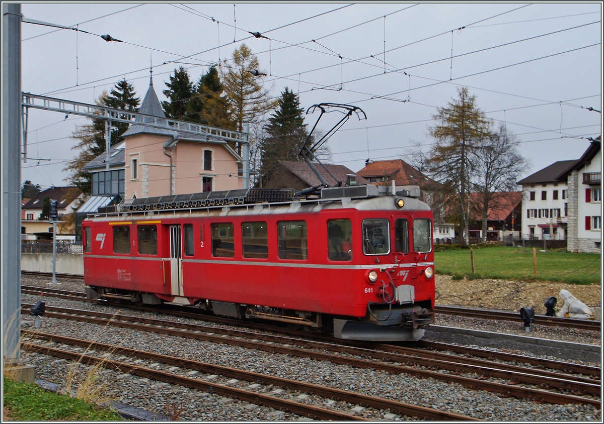 Hier nun eine farbige Variante des CJ  Arosabahn-Triebwagens  Bef 4/4 641 (ex ABe 4/4 ) in Le Noiremont.
17. Nov. 2014