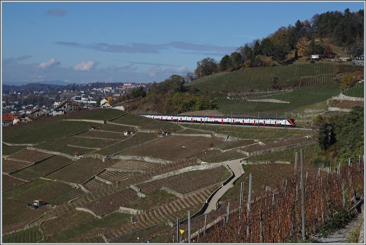 Hingegen sind auf der Ost-West Magistrale St.Gallen - Genève (via Bern) zunehmend vermehrt Twindexx Züge im Einsatz. im Bild ein IC 1 auf dem Weg von Genève nach St.Gallen zwischen Bossiere und Grandvaud. 

12. Nov. 2020