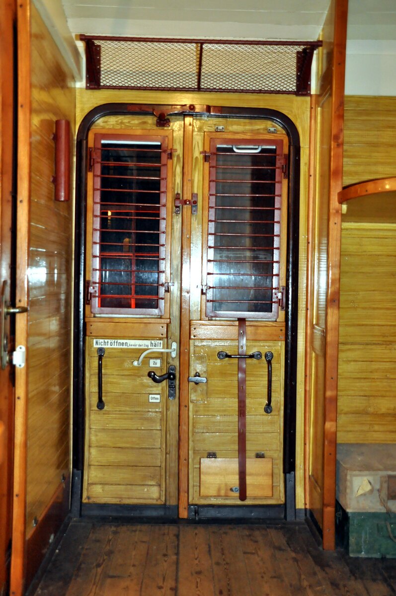 Historischer Bahnpostwagen im Bahnpark Augsburg am 15.03.2013. Innenansicht, Zugangzum Wagen.